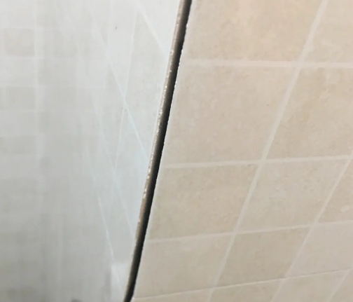 平度瓷砖空鼓维修公司分享阳台瓷砖脱落的修复过程可以分为以下几个步骤