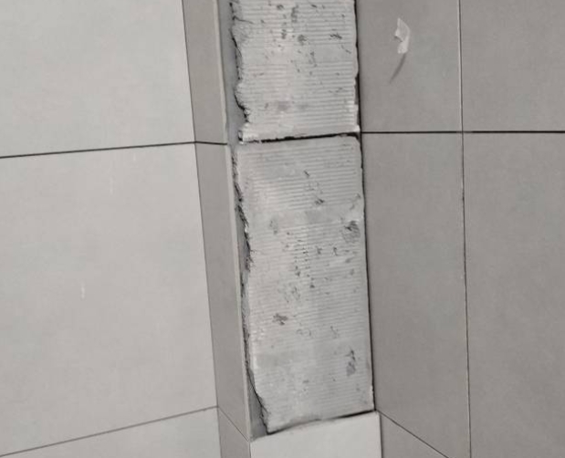 平度瓷砖空鼓维修公司分享下瓷砖施工前基层浇水润湿程度不足，可能导致以下问题