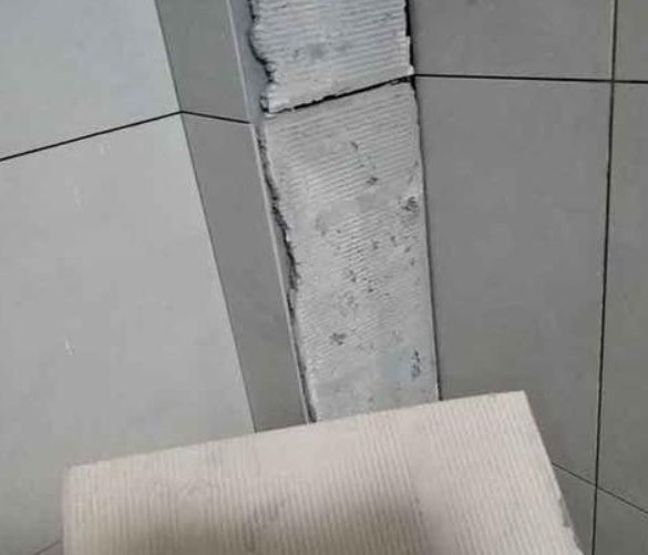 平度瓷砖空鼓维修公司分享下厨房瓷砖脱落的补救措施。